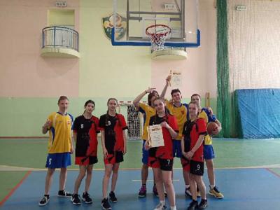 uczniowie reprezentujący szkołę