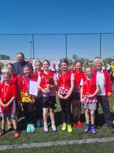 Zawodniczki z Panem Waldemarem Chałatem 