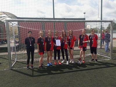 drużyna dziewcząt z dyplomem