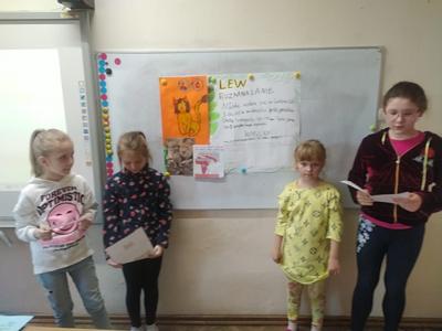 uczennice prezentują plakat