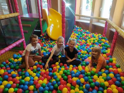 uczennice w basenie z piłkami