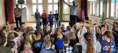 uczniowie biorą udział w zabawie