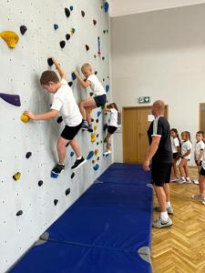 Przejście uczniów wzdłuż ścianki przy asekuracji nauczyciela.