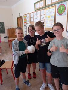 czworo chłopców prezentuje swój pojazd