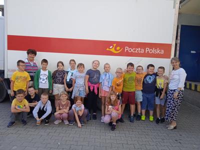 Klasa 2a przed samochodem rozwożącym przesyłki.