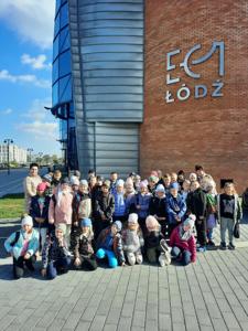Dzieci  przed bydynkiem EC w Łodzi-min