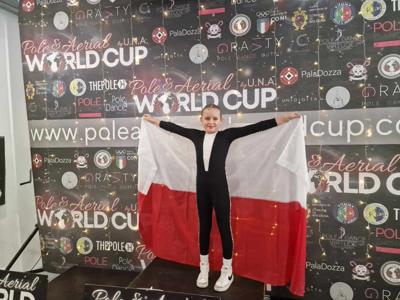 Marcelina na ściance World Cup z polską flagą