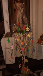 Drzewko Dobroci z papierowymi aniołkami