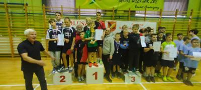 uczestnicy zawodów na podium 