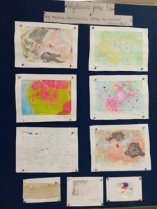 Dziewięć prac uczniów.