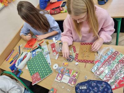 uczennice pracują nad kartkami