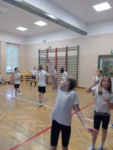 Dzieci z 3b ćwiczą z kołami ringo.