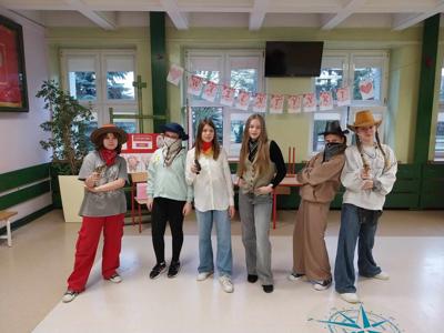 Sześć uczennic pozuje do zdjęcia w strojach kowbojskich.