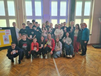 grupa uczniów wraz z p. Natalią Madaj w auli szkolnej