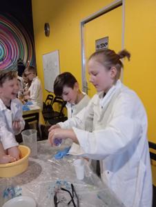 Chłopcy samodzielnie bawią się z substancjami.