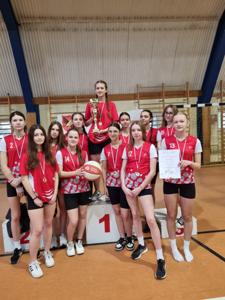koszykarska reprezentacja szkoły na podium 