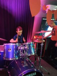 Chłopiec gra na perkusji.