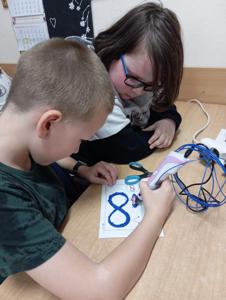 Chłopcy robią motyla 3D.