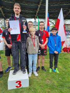 uczeń na podium