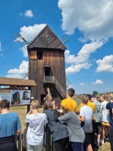 uczniowie uczestniczą w warsztatach w Zagrodzie Młynarskiej