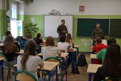 uczniowie klasy 7a słuchający prelekcji żołnierzy