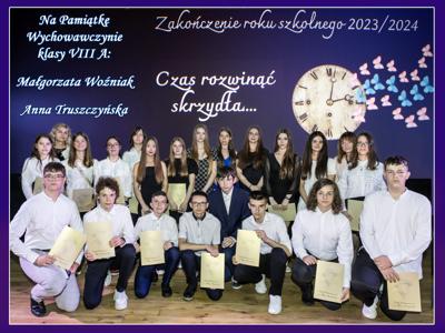 Uczniowie klasy VIIIa wraz z wychowawczyniami pozujący do zdjęcia.