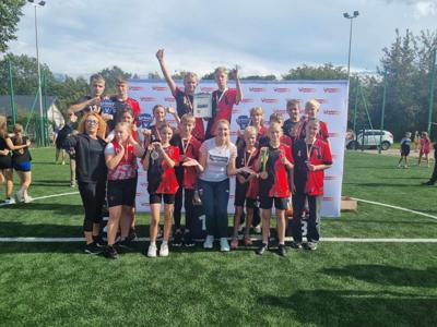 reprezentacja szkoły na podium z medalistką Igrzysk Olimpijskich Agnieszką Kobus-Zawojską