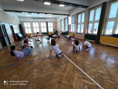 uczniowie próbują naśladować ruchy instruktorki