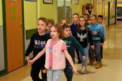 przedszkolaki w szkolnym korytarzu