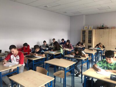 uczniowie klas szóstych podczas pracy nad zadaniami