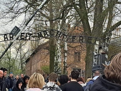 uczniowie przed wejściem głównym do obozu