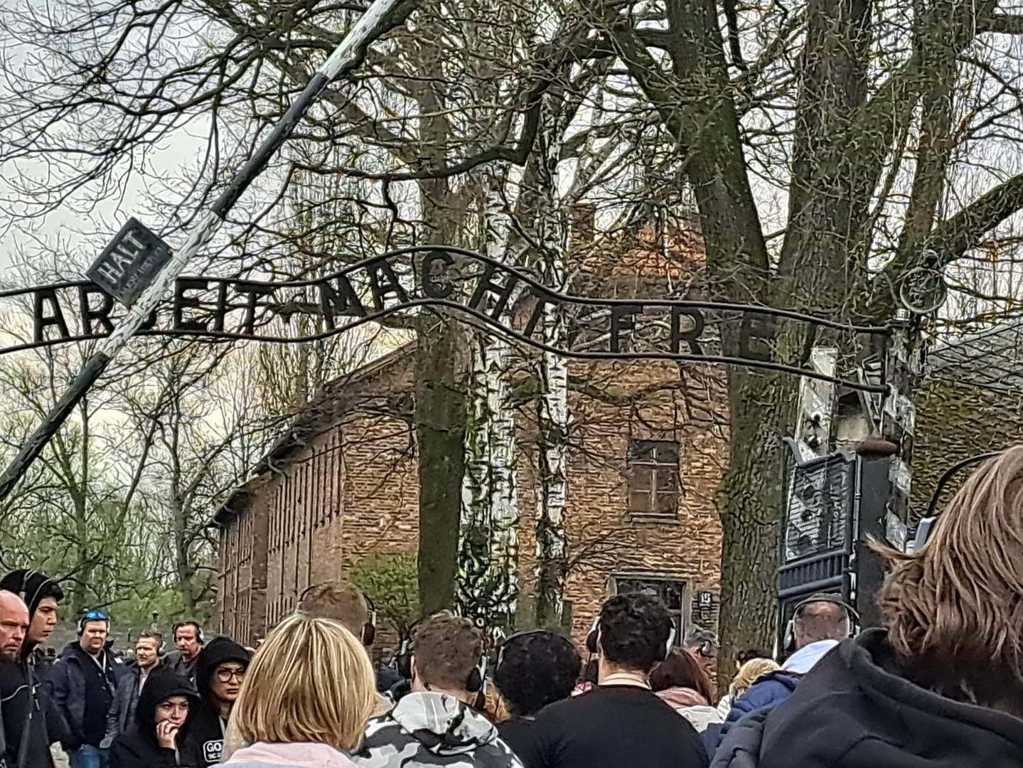 uczniowie przed wejściem głównym do obozu