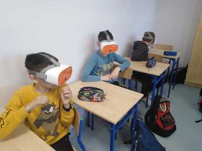 uczniowie w goglach vr