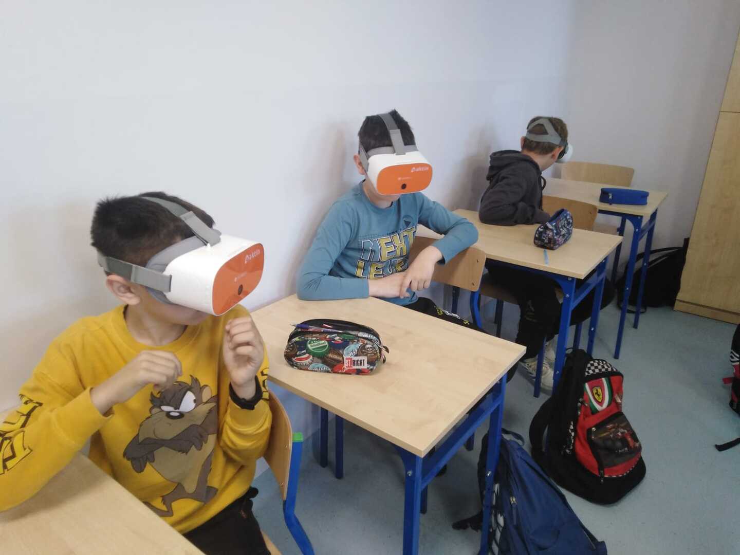 uczniowie w goglach vr