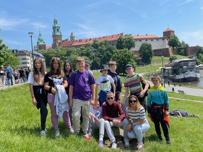 Zdjęcie grupowe uczniów z nauczycielem, w tle Wawel.