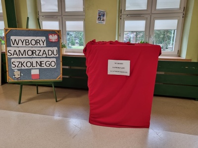 urna wyborcza i gazetka informacyjna