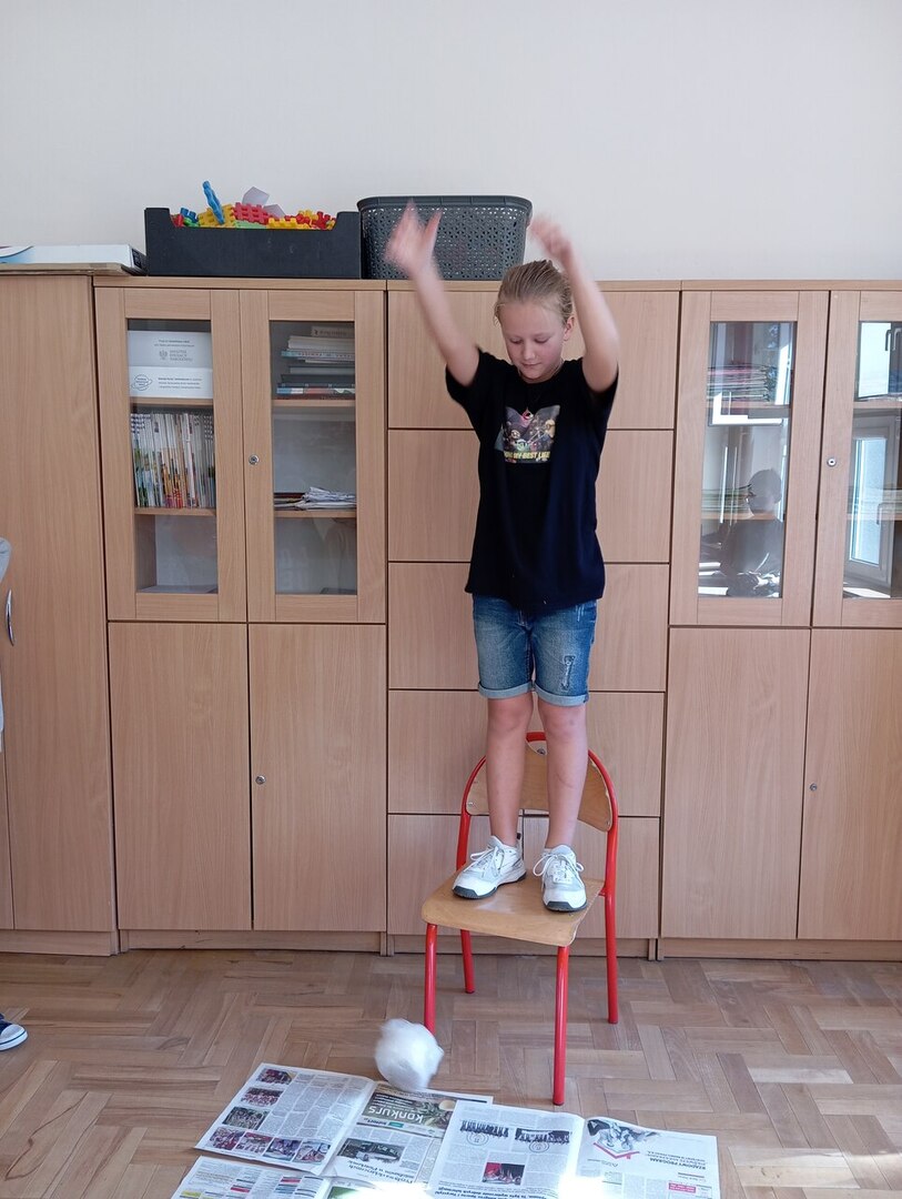 Chłopiec upuszcza jajkodrom, który ląduje na podłodze