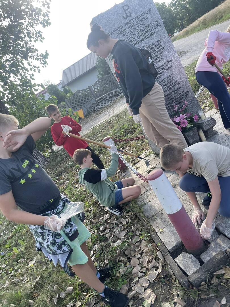 Uczniowie porządkują pomnik