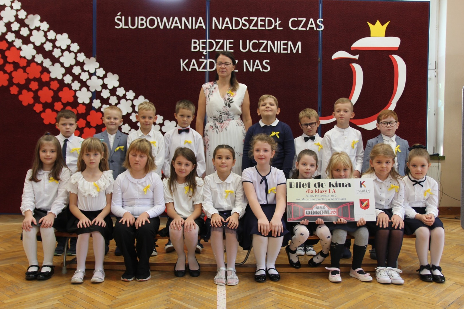 klasa 1a z wychowawczynią, w strojach galowych