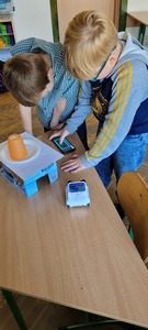 Uczniowie wykonują zadania z wykorzystaniem robotów