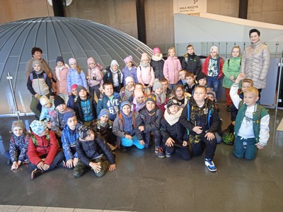 Klasa 2a i b przed kopułą Planetarium.-min