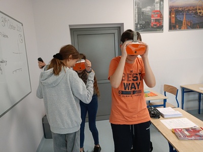 Uczniowie w goglach VR