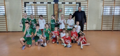 grupa uczniów w strojach sportowych z Panem Waldemarem Chałatem