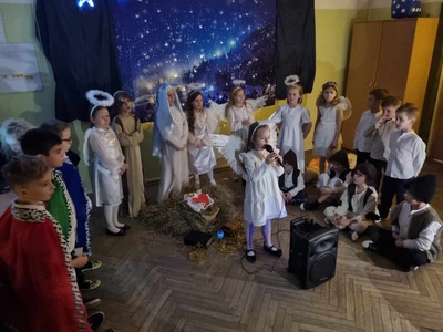 Zdjęcie grupowe dzieci w strojach aniołów, królów i w strojach galowych 