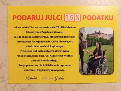 Ulotka informacyjna o chorobie Julii. Zdjęcie Julii na wózku inwalidzkim obok konia.