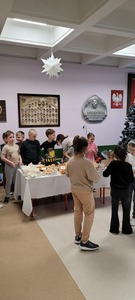 Uczniowie przy kiermaszu słodkości