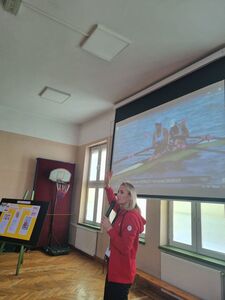 Pani Natalia Madaj w czasie prelekcji w auli szkolnej.