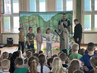 Kilkoro uczniów stoi na scenie razem z aktorami i odpowiadają na ich pytania