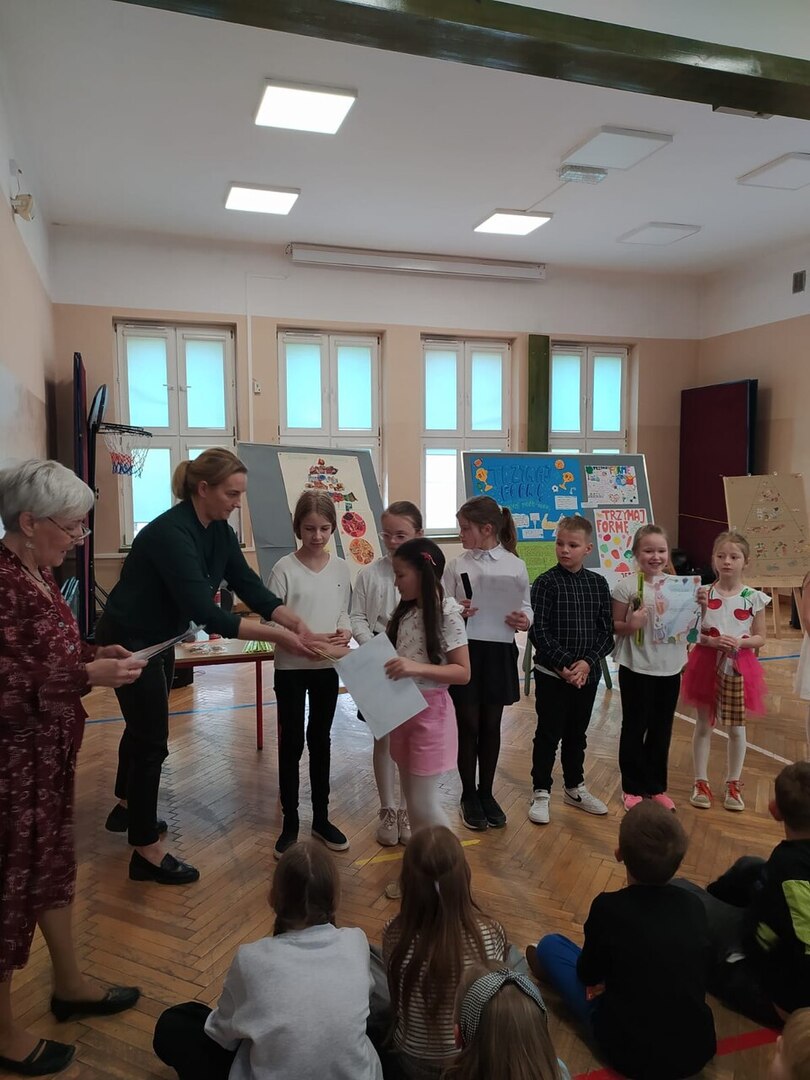 Wręczanie dyplomów i gadżetów za uczestnictwo.