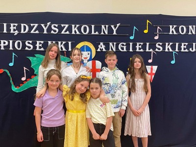 Zdjęcie grupowe uczniów SP2 reprezentujących szkołę w konkursie